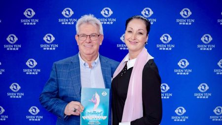 « Nous étions sur le bout de notre siège du début à la fin », déclare le vice-président d’une compagnie après avoir vu Shen Yun