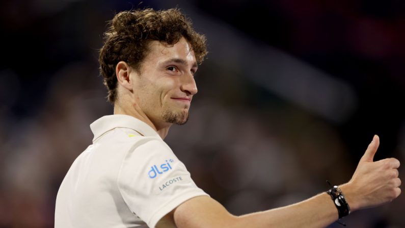 Ugo Humbert a perdu le premier set face à Federico Coria (89e et issu des qualifications) avant de facilement remporter les deux suivants pour s'imposer 4-6, 6-1, 6-2, lundi au premier tour du Masters 1000 de Monte-Carlo. (Photo : Christopher Pike/Getty Images)