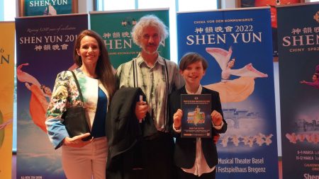 « Il y a là un véritable amour de l’humanité », a estimé la cantatrice et écrivaine Brigitte Hool à propos de Shen Yun