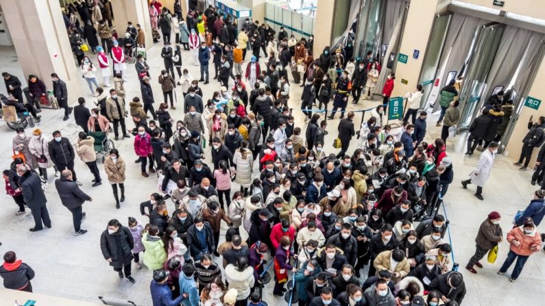 Des personnes attendent de voir un médecin au premier hôpital affilié de l'université de Zhengzhou, en Chine, le 30 janvier 2023. (VCG/VCG via Getty Images)