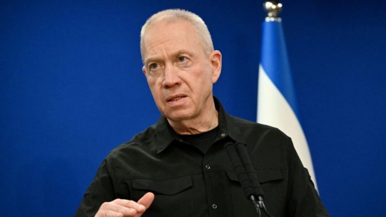 Le ministre israélien de la Défense, Yoav Gallant, s'exprime lors d'une conférence de presse à Tel Aviv, le 18 décembre 2023. (Alberto Pizzoli/AFP via Getty Images)