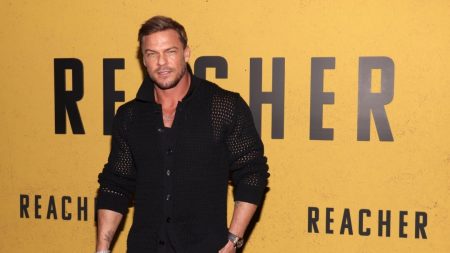 L’acteur de « Reacher » rapporte avoir été agressé sexuellement par un « photographe très célèbre »