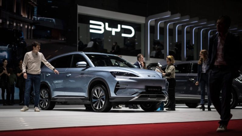 Une voiture BYD Seal U sur le stand du constructeur automobile chinois au Salon international de l'automobile de Genève, le 27 février 2024. (Fabrice Coferini/ AFP via Getty Images)