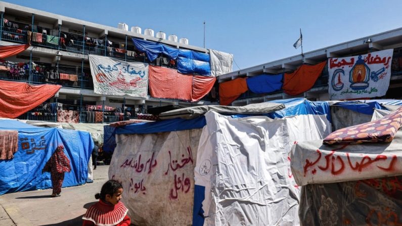 Un camp abritant des Palestiniens déplacés dans une école gérée par l'Office de secours et de travaux des Nations Unies pour les réfugiés de Palestine (UNRWA) à Rafah, dans le sud de la bande de Gaza, le 13 mars 2024. (Mohammed Med Abed/AFP via Getty Images)