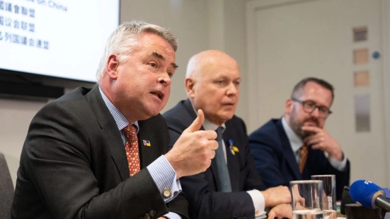 (De g. à d.) Les parlementaires britanniques Tim Loughton, Iain Duncan Smith et Stewart McDonald tiennent une conférence de presse suite aux allégations selon lesquelles la Chine est responsable des cyberattaques contre la Commission électorale britannique, à Londres, le 25 mars 2024. Selon certaines allégations, la Chine aurait accédé aux données personnelles de 40 millions d'électeurs britanniques à la suite d'une cyberattaque contre la commission électorale, ainsi qu'à celles de 43 députés et pairs britanniques. (Carl Court/Getty Images)