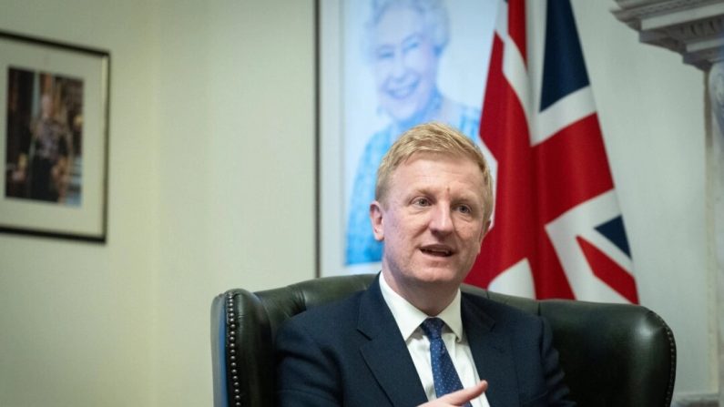 Le chancelier du duché de Lancaster et vice-premier ministre Oliver Dowden s'exprime à Whitehall après avoir signalé au Parlement que Pékin était à l'origine d'une vague d'interférences soutenues par l'État, à Londres, le 25 mars 2024. (Stefan Rousseau/PA Wire)

