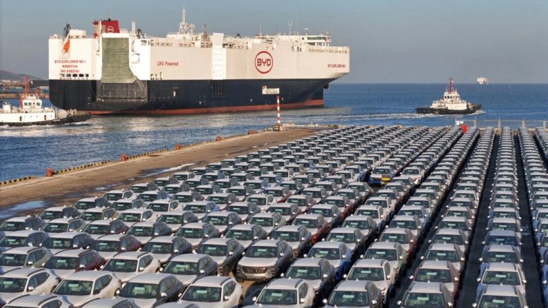 Des voitures électriques destinées à l'exportation attendent d'être chargées sur le "BYD Explorer NO.1", un navire de fabrication chinoise destiné à l'exportation d'automobiles chinoises, dans le port de Yantai, dans la province orientale de Shandong (Chine), le 10 janvier 2024. (STR/AFP via Getty Images)