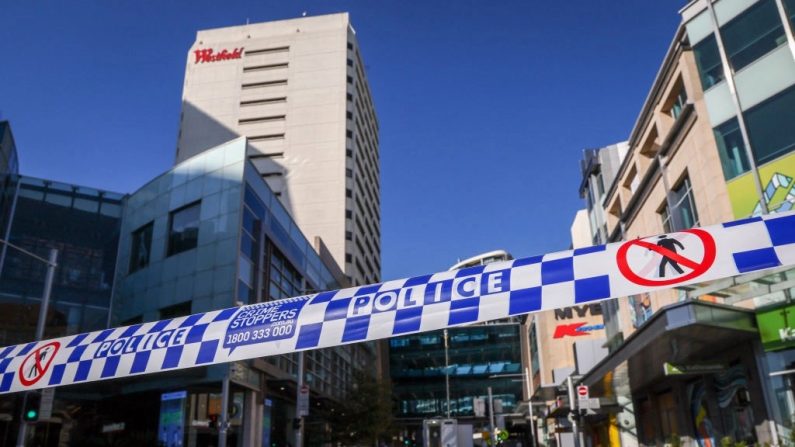 Du ruban de police devant un barrage routier à l'extérieur du centre commercial Westfield Bondi Junction à Sydney, en Australie, le 14 avril 2024. (David Gray/AFP via Getty Images)