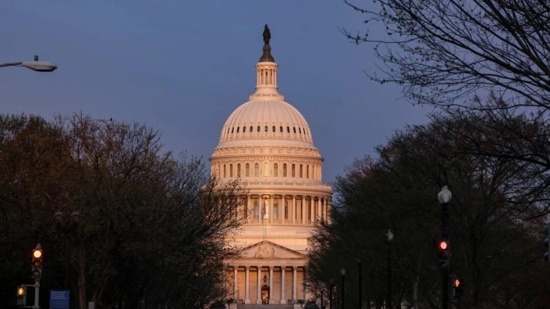 Le Capitole des États-Unis alors que les manifestants commencent à marcher vers le Capitole et la Cour suprême lors de l'action "Bans Off Our Mifepristone" organisée par la Woman's March à Washington le 26 mars 2024. (Jemal Countess/Getty Images pour la Marche des femmes)