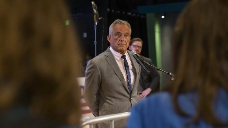 Le candidat à la présidence Robert F. Kennedy Jr. participe à un meeting au Val Air Ballroom à Des Moines, Iowa, le 13 avril 2024 (Kathryn Gamble pour Epoch Times)