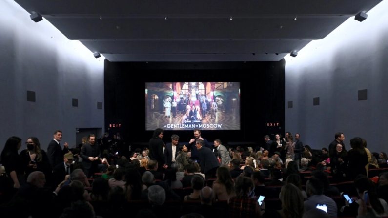 Une vue du public lors de la première de "A Gentleman in Moscow" à NYC au Museum of Modern Art à New York le 12 mars 2024. (Roy Rochlin/Getty Images pour Paramount+ et SHOWTIME)