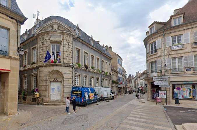 La mairie d'Avallon. Photo capture Goggle Maps.