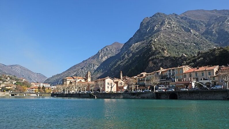 Vue du village de Breil-sur-Roya depuis la rive ouest du lac. (Photo: Jpchevreau/Wikimédia)