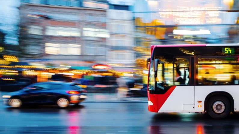 Les portes automatiques du bus se sont refermées sur son sac de courses. (Photo: Christian Mueller/Shutterstock)