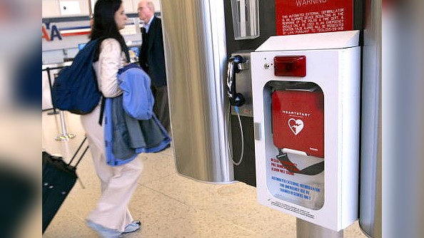 Un défibrillateur cardiaque (Photo par Tim Boyle/Getty Images)