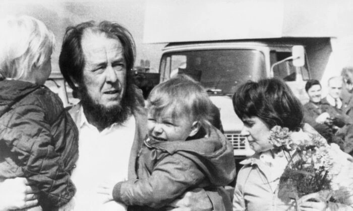 Alexandre Soljenitsyne avec sa famille à l'aéroport de Zurich, en mars 1974. Ignat est dans son bras gauche (avec l'aimable autorisation d'Ignat Soljenitsyne).