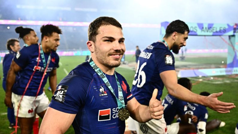 Le capitaine de l'équipe de France de rugby Antoine Dupont sera l'un des relayeurs de la flamme olympique vendredi à Toulouse, a annoncé mardi le Comité d'organisation des Jeux (Cojo). (Photo : PATRICK T. FALLON/AFP via Getty Images)