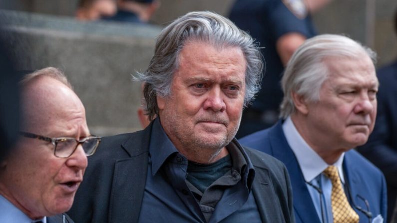 Steve Bannon, ancien conseiller du président Donald Trump, s'adresse aux médias après sa mise en accusation devant la Cour suprême de l'État de New York, le 8 septembre 2022. (David Dee Delgado/Getty Images)