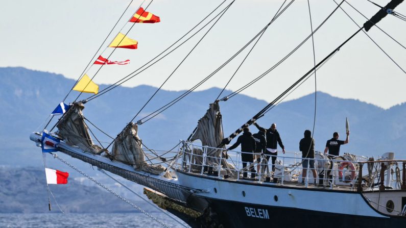 La grande parade maritime accompagnant l'arrivée de la flamme olympique en France a débuté mercredi à 11h00, avec un millier de bateaux escortant le trois-mâts Belem en rade de Marseille, sous un soleil éclatant. (Photo : CHRISTOPHE SIMON/AFP via Getty Images)