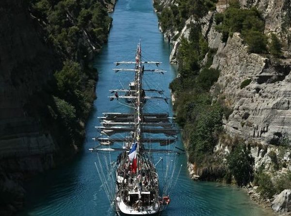 Après 12 jours de navigation sur le trois-mâts Belem parti de Grèce, la flamme olympique accoste mercredi à Marseille. (Photo : ARIS MESSINIS/AFP via Getty Images)