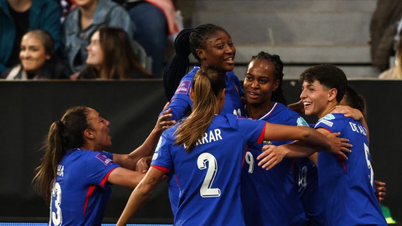 Les Bleues, se sont imposées (2-1) vendredi à Newcastle face aux Anglaises, championnes d'Europe en titre en qualifications pour l'Euro-2025 et poursuivent ainsi leur invincibilité avec trois victoires en trois matches. (Photo : DARREN STAPLES/AFP via Getty Images)