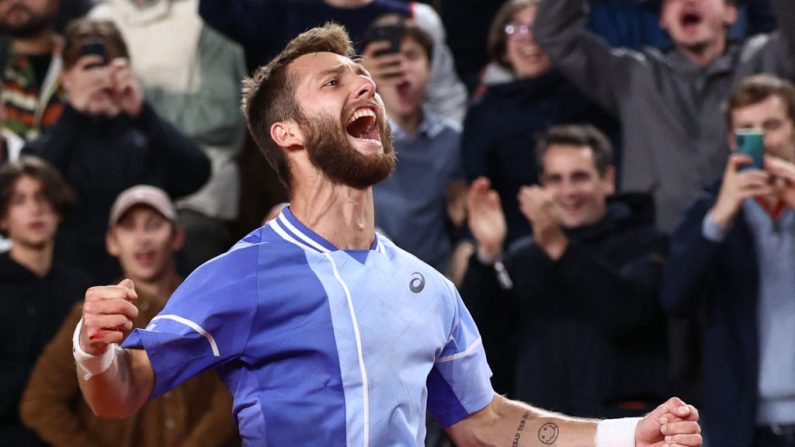 Corentin Moutet s'est invité pour la première fois de sa carrière, à 25 ans, en huitièmes de finale de Roland-Garros vendredi soir. Il va y défier le n°2 mondial Jannik Sinner. (Photo : EMMANUEL DUNAND/AFP via Getty Images)