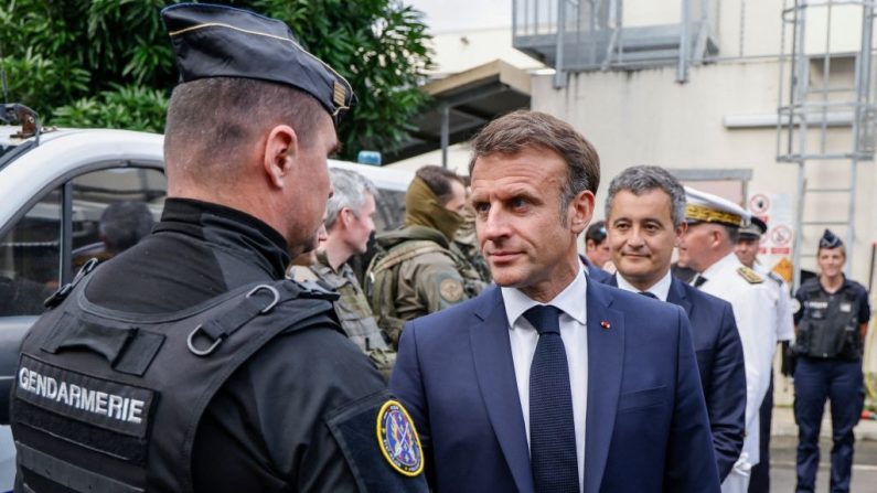 Le président français Emmanuel Macron visite le commissariat central avec le ministre français de l'Intérieur et de l'Outre-mer Gerald Darmanin à Nouméa, territoire français de Nouvelle-Calédonie dans le Pacifique, le 23 mai 2024. (Photo by LUDOVIC MARIN/POOL/AFP via Getty Images)