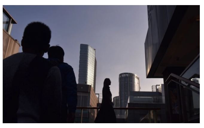 Des gens font leurs courses dans un centre commercial à Pékin, le 18 octobre 2018. (Greg Baker/AFP via Getty Images)