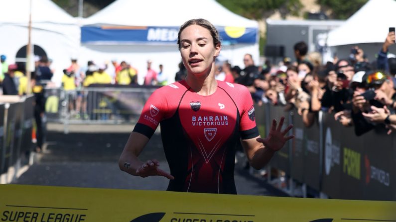 La triathlète française Cassandre Beaugrand a remporté l'étape du circuit mondial WTCS de Cagliari samedi en Italie, à deux mois des Jeux olympiques de Paris. (Photo : Tommaso Boddi/Getty Images for Malibu Triathlon & Super League Triathlon)