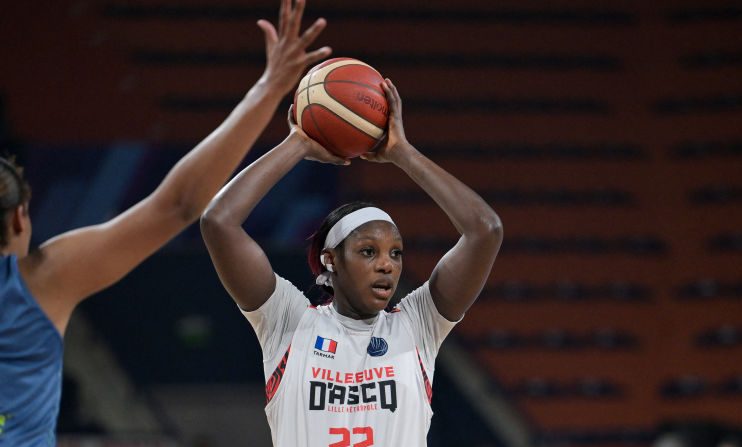 Le bouquet final d'une saison extraordinaire. Les Guerrières de Villeneuve-d'Ascq ont été sacrées championnes de France de basket-ball en humiliant Basket Landes (114-88) vendredi à domicile lors du deuxième match de cette finale. (Photo : OZAN KOSE/AFP via Getty Images)