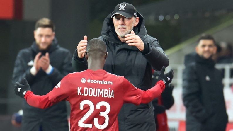 Tenu une nouvelle fois en échec chez lui, par Reims (1-1), vendredi, pour la 33e journée, Brest risque toujours de voir la Ligue des champions lui échapper, mais la saison est "déjà exceptionnelle", a rappelé le coach Eric Roy. (Photo : FRED TANNEAU/AFP via Getty Images)