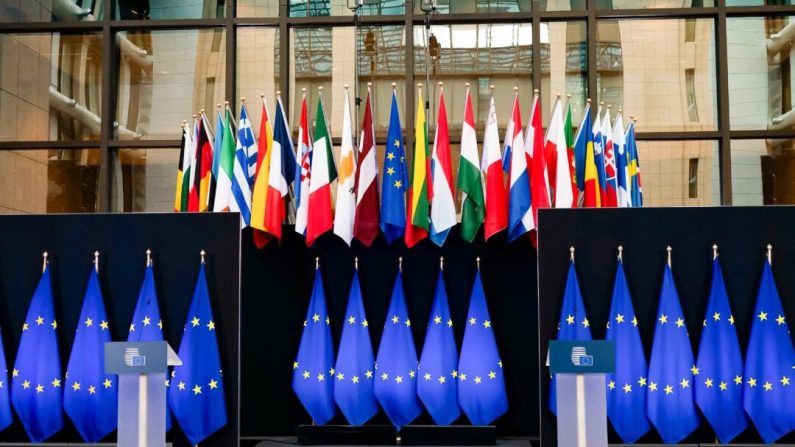 Des drapeaux de l'Union européenne sont exposés au siège du Conseil européen à Bruxelles, le 29 novembre 2019. (Kenzo Triboillard/AFP via Getty Images)