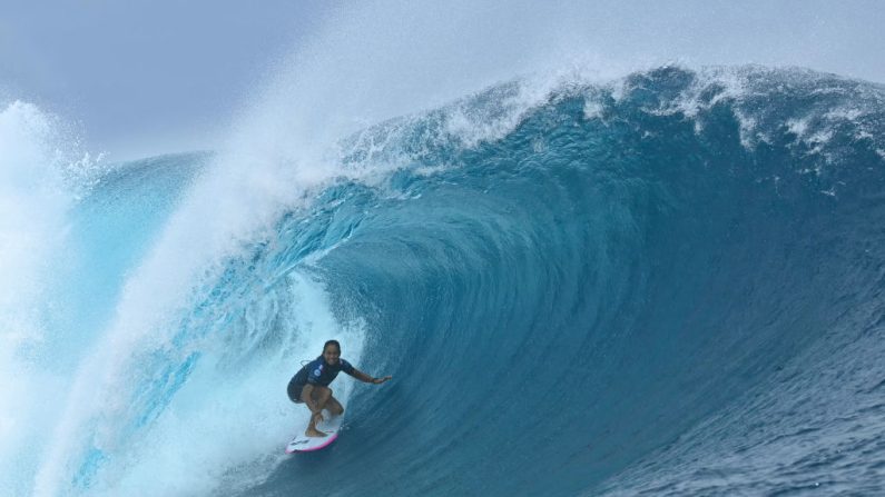 Vahine Fierro est devenue mercredi la première Française de l'histoire à remporter le Tahiti Pro sur la redoutable vague de Teahupo'o, à deux mois des Jeux olympiques qui se dérouleront sur ce spot et où elle fera partie des favorites.  (Photo : JEROME BROUILLET/AFP via Getty Images)