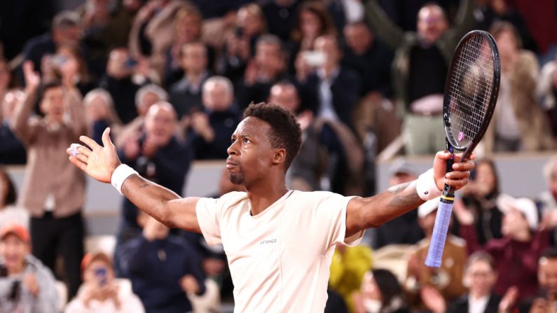 Gael Monfil, s'est qualifié lundi soir pour le deuxième tour de Roland-Garros en dominant le Brésilien Thiago Seyboth Wild, dans un court Philippe-Chatrier conquis. (Photo : EMMANUEL DUNAND/AFP via Getty Images)