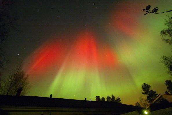 Une aurore boréale lors d'une tempête solaire en Finlande le 31 octobre 2003. (PEKKA SAKKI/AFP via Getty Images)