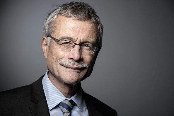 Le juge Renaud Van Ruymbeke pose lors d'une photo de séance à Paris, le 25 juin 2019. (Photo JOEL SAGET/AFP via Getty Images)