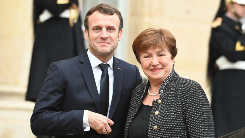 La chef du FMI, Kristalina Georgieva (à dr.), pose avec le président français Emmanuel Macron après leur rencontre au palais de l'Élysée à Paris, le 18 décembre 2019. (Photo by DOMINIQUE FAGET / AFP) (Photo DOMINIQUE FAGET/AFP via Getty Images)