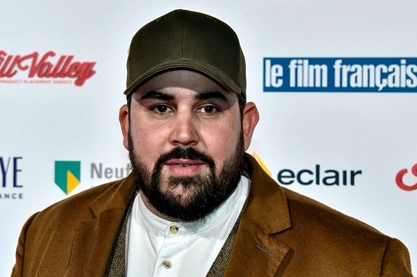 L'acteur et humoriste français Victor Artus Solaro alias Artus, au Palais Brogniart à Paris, le 11 février 2020.  (STEPHANE DE SAKUTIN/AFP via Getty Images)