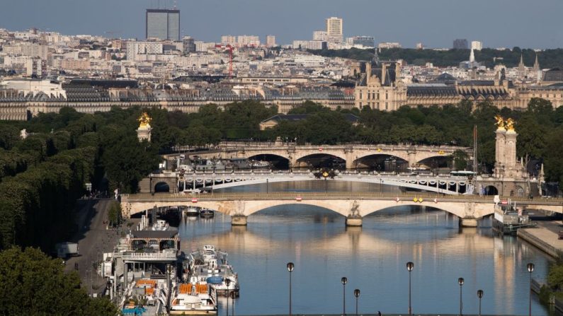 Vue sur le pont de l'Alma, le pont des Invalides, le pont Alexandre III et le pont de la Concorde en avril 2020. (Crédit photo JOEL SAGET/AFP via Getty Images)