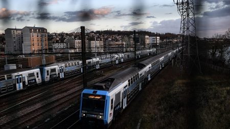 Un véhicule chute sur les voies du RER C à Choisy, le conducteur grièvement blessé