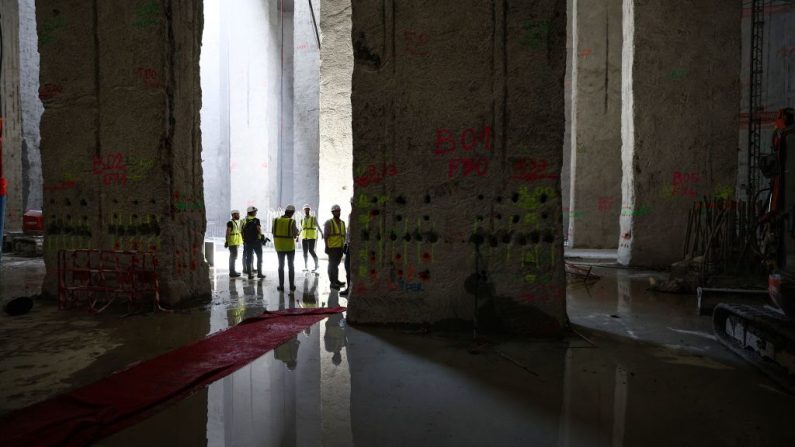 
Des ouvriers se tiennent à l'intérieur du chantier du bassin d'Austerlitz de 30 mètres de profondeur, un bassin de stockage et de traitement des eaux de la Seine, visant à rendre le fleuve plus propre pour les Jeux olympiques de Paris 2024, à Paris le 15 juin 2023. (ANNE-CHRISTINE POUJOULAT/AFP via Getty Images) 