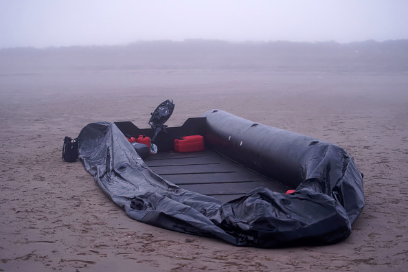 Tentative avortée de traversée de la Manche par des migrants ayant attaqué deux agents de police, à Gravelines, près de Dunkerque, dans la nuit du 13 au 14 mai 2024.  (Sylvain Lefevre/Getty Images)