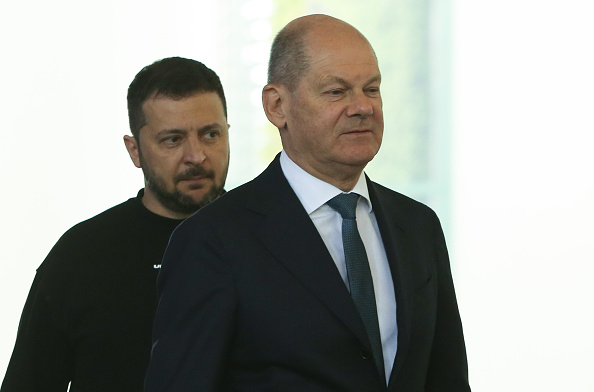 Le Président ukrainien Volodymyr Zelensky (à g.) avec le chancelier allemand Olaf Scholz à la chancellerie fédérale allemande le 14 mai 2023 à Berlin, Allemagne. (Adam Berry/Getty Images)