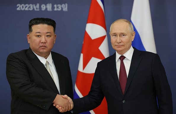 Vladimir Poutine et le dirigeant nord-coréen Kim Jong-un lors de leur rencontre au cosmodrome de Vostochny, dans la région d'Amur, en Russie, le 13 septembre 2023. (VLADIMIR SMIRNOV/POOL/AFP via Getty Images)