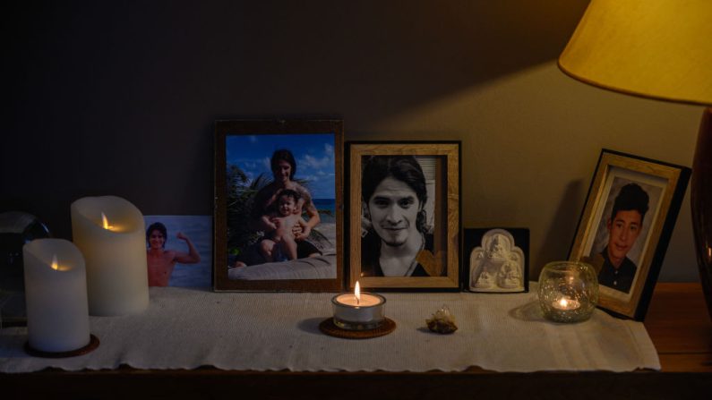 Des photos d'Orion Hernandez Radoux, un Franco-Mexicain de 32 ans, l'un des 132 otages détenus à Gaza depuis les attaques du 7 octobre du Hamas dans le sud d'Israël. (Photo ED JONES/AFP via Getty Images)