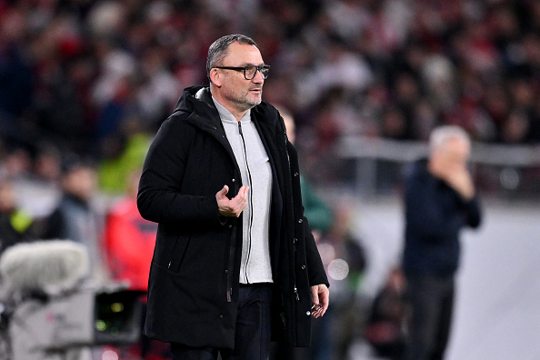 Franck Haise, entraîneur du RC Lens, regarde le match entre le Sport-Club Freiburg et le RC Lens à l'Europa-Park Stadion le 22 février 2024 à Freiburg im Breisgau, en Allemagne. (Photo Oliver Hardt/Getty Images)