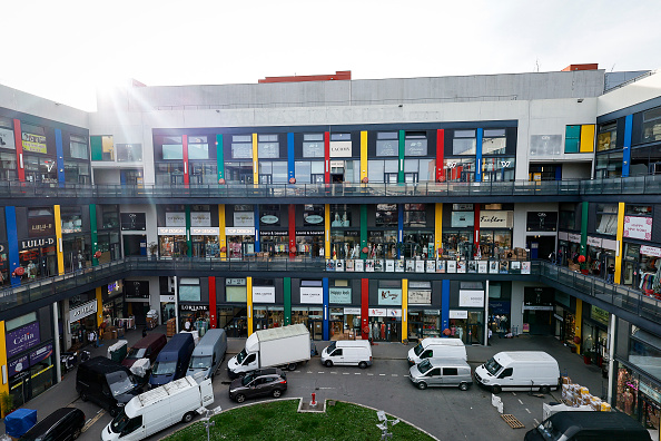 Le Centre International de Commerce de Gros France-Asie (CIFA) au "Sentier Chinois" à Aubervilliers. (Photo GEOFFROY VAN DER HASSELT/AFP via Getty Images)