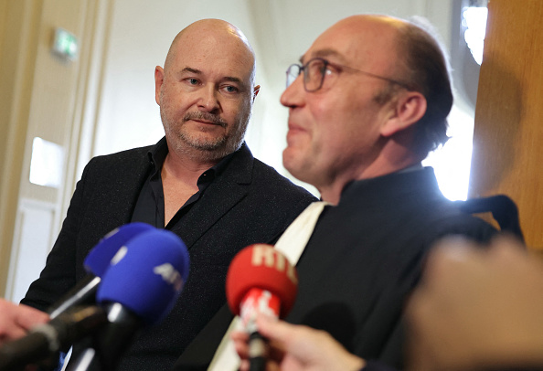 L'animateur Sébastien Cauet (à g.) arrive au tribunal de commerce pour une audience concernant sa demande de retour sur la radio NRJ, à Paris, le 18 mars 2024. (Photo THOMAS SAMSON/AFP via Getty Images)