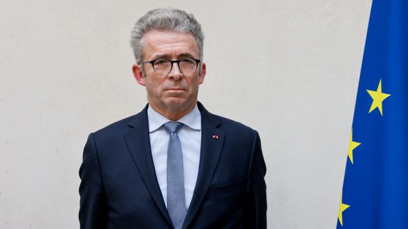 Le général Christophe Gomart,  en troisième position sur la liste LR conduite par François-Xavier Bellamy pour les élections européennes, lors d'une conférence de presse, le 19 mars 2024. (LUDOVIC MARIN/AFP via Getty Images)