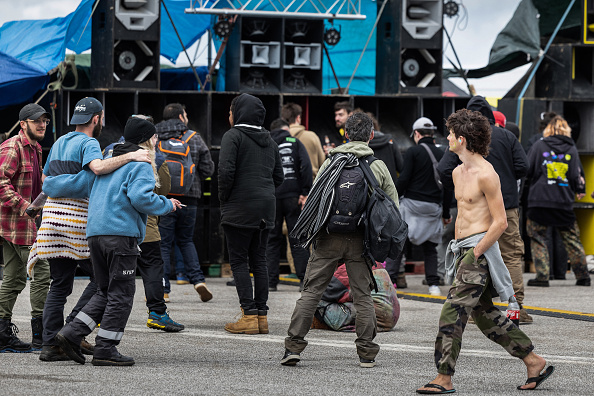 Illustration. Des personnes participent à une rave party à Pluguffan, le 30 mars 2024. (Photo FRED TANNEAU/AFP via Getty Images)